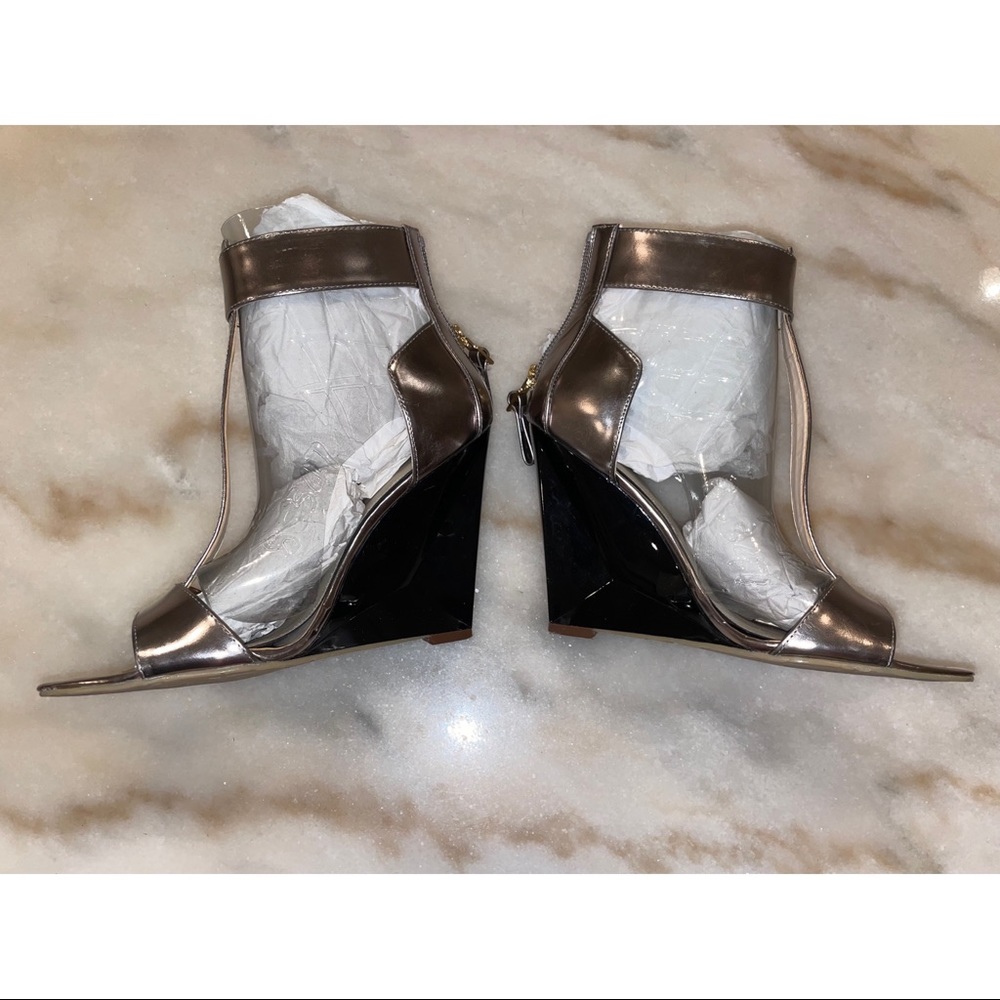Boutique 9 Gold Heels - Picture 2 of 10
